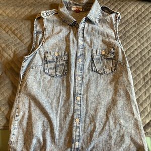 Women’s Sleeveless Denim Shirt
